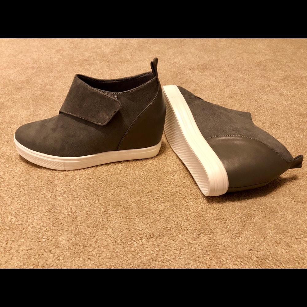 Wedged closed toe shoes